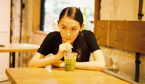 發(fā)朋友圈曬喝奶茶的短句，喝奶茶發(fā)朋友圈的句子
